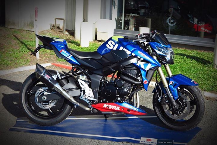 Suzuki GSR750 dengan Grafis Suzuki MotoGP 2022 Keren 